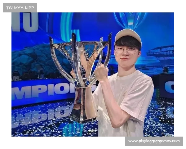 Faker赛后凝视奖杯,未能创造六冠历史 Faker赛后凝视奖杯,未能创造六冠历史